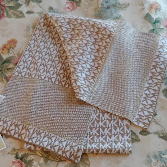 Michael Kors Signature Women's Knit Scarf in Tan & Cream Metallic Accents NWT - Picture 10 of 13